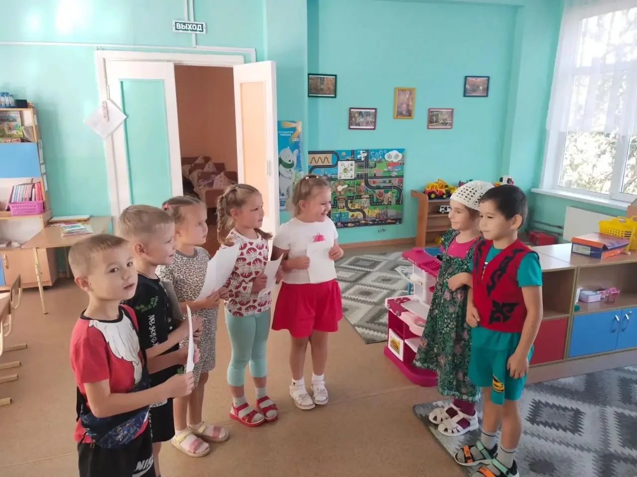 В "День пожилого человека" в подготовительной группе №5 ребята беседовали о том, кто та...