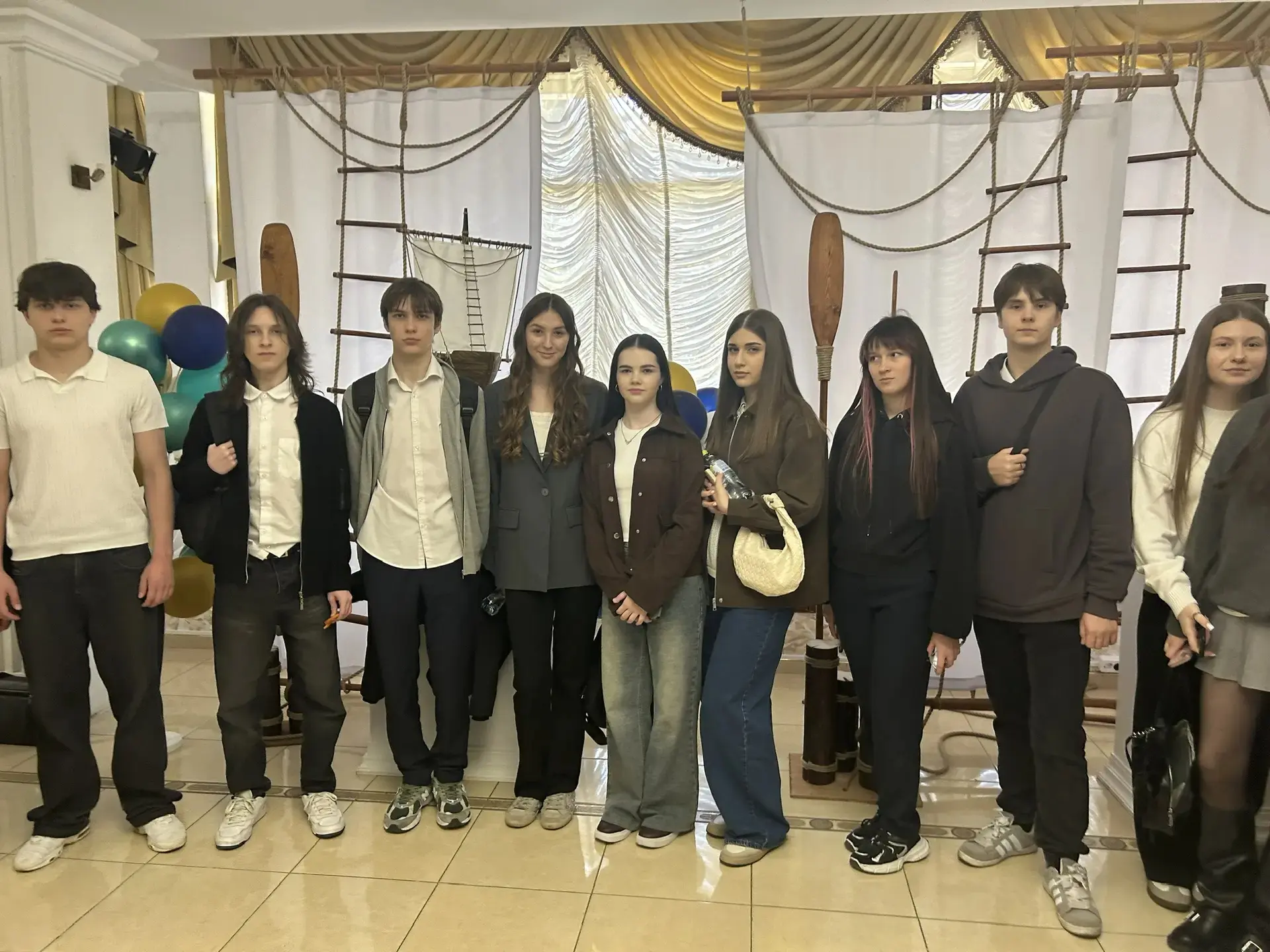 🧑‍🏫Волшебный вечер в театре ✨🎭  Наши ребята из 11б и 9б класса окунулись в удивительную атмосферу на