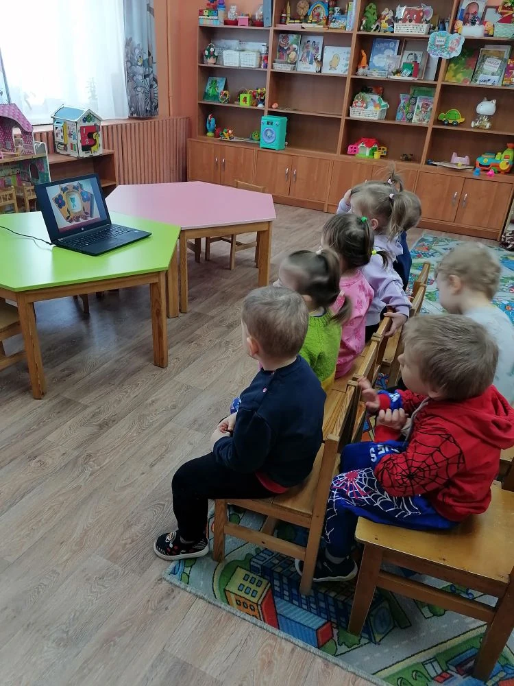 👶 Дети младшей группы «Капельки», участвуя в проекте «Семья — это мы!», провели насыще...