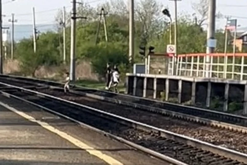 🛤️ Полиция поймала школьников, раскладывающих камни перед идущим поездом в Уссурийске  Четверо школь