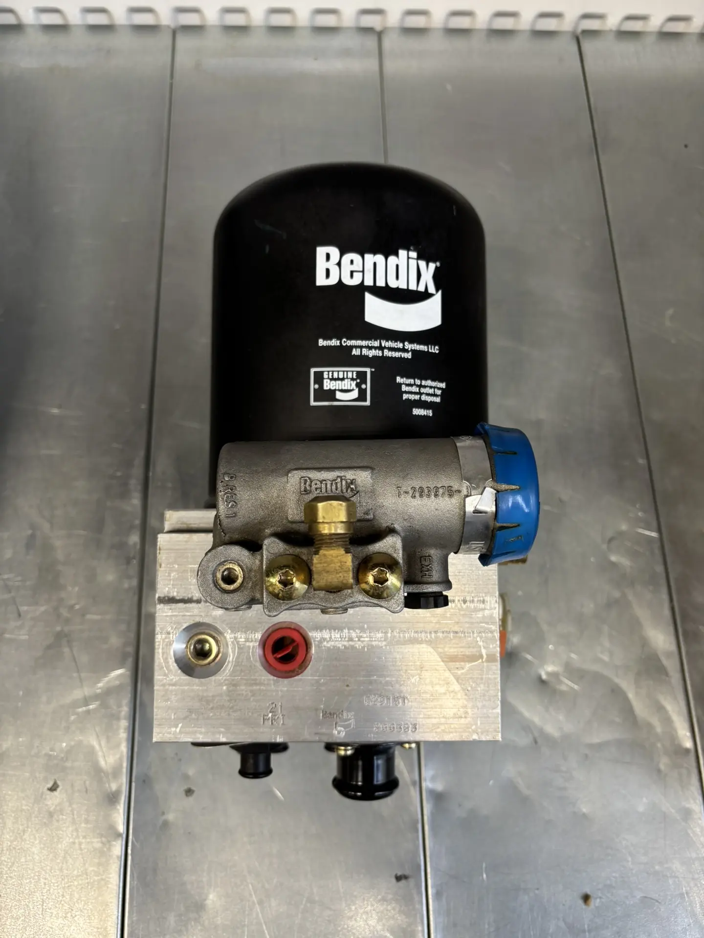 Осушитель воздуха мво Bendix (Оригинал) AD-IS 12 вольт в сборе 5004050X