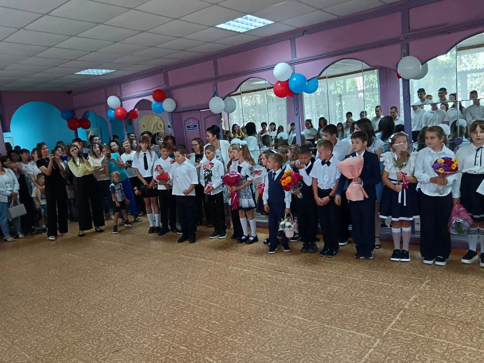 ✨Сегодня наша школа распахнула свои двери в пятидесятый раз! Этот День знаний стал особ...