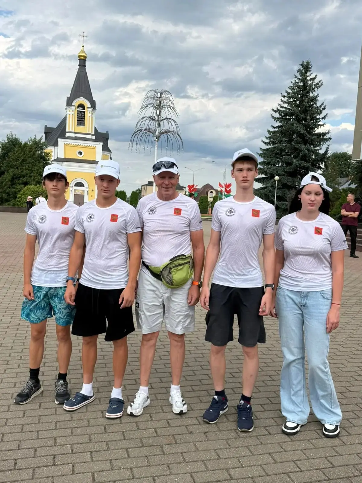 Дорогие Химчане! 

Спортсмены нашей школы 
Бобров Павел, Коротков Влад, Полдолин Илья и Едунова Анна