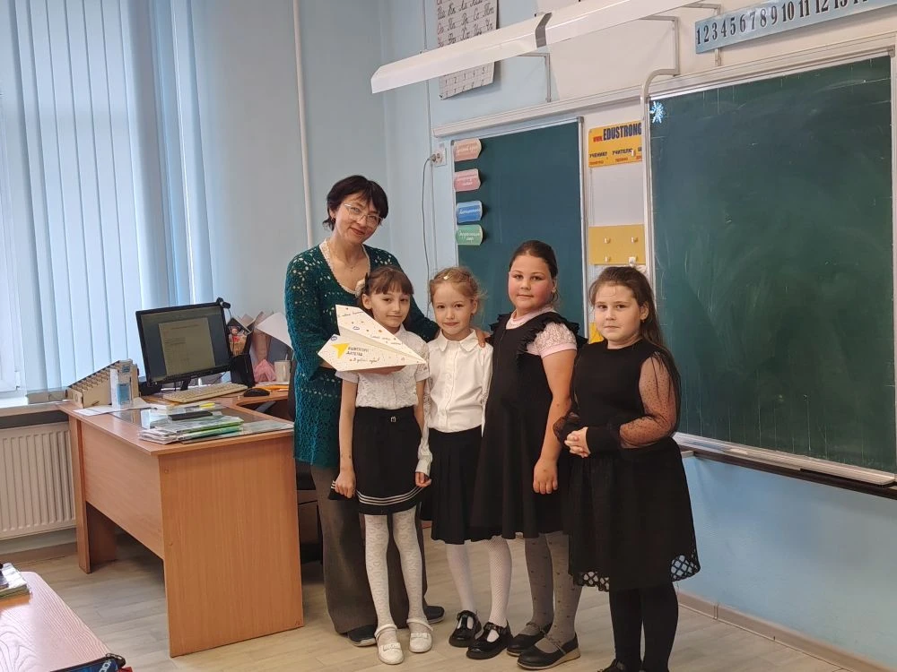 ✈️ Теплые пожелания на старте нового этапа!  Сегодня в школе царила по-настоящему трогательная атмос