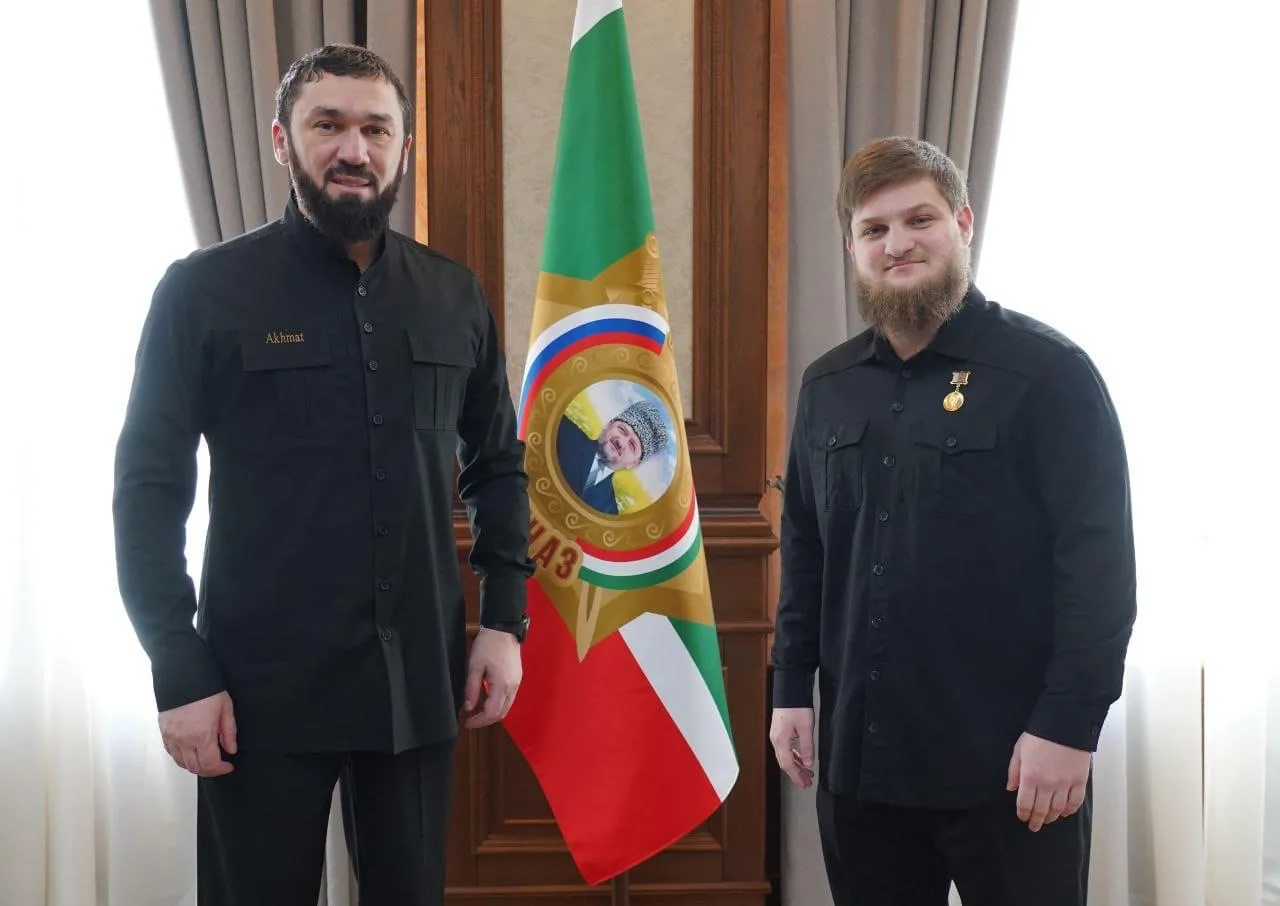 Друзья! Моему дорогому племяннику, заместителю Председателя Правительства Чеченской Республики — мин