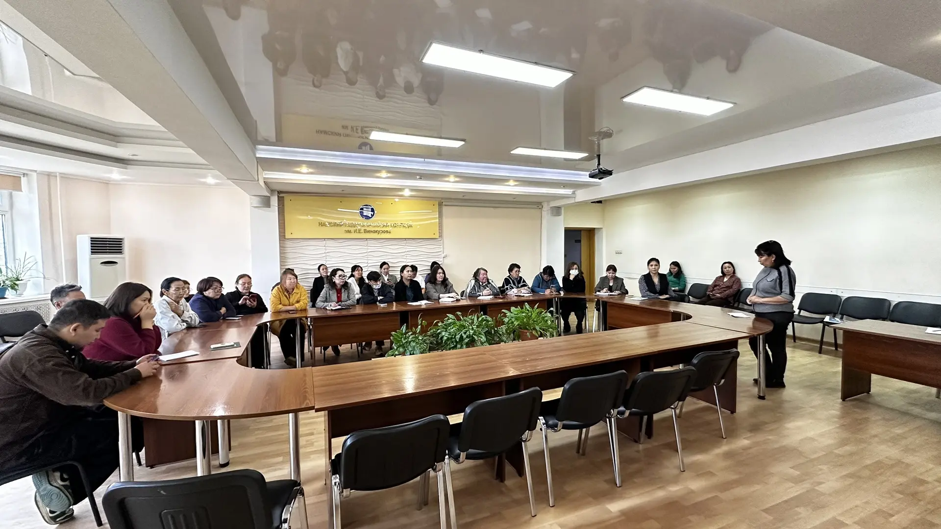 Сегодня активисты из каждой группы и преподаватели встретились со специалистами АУ ДПО ...