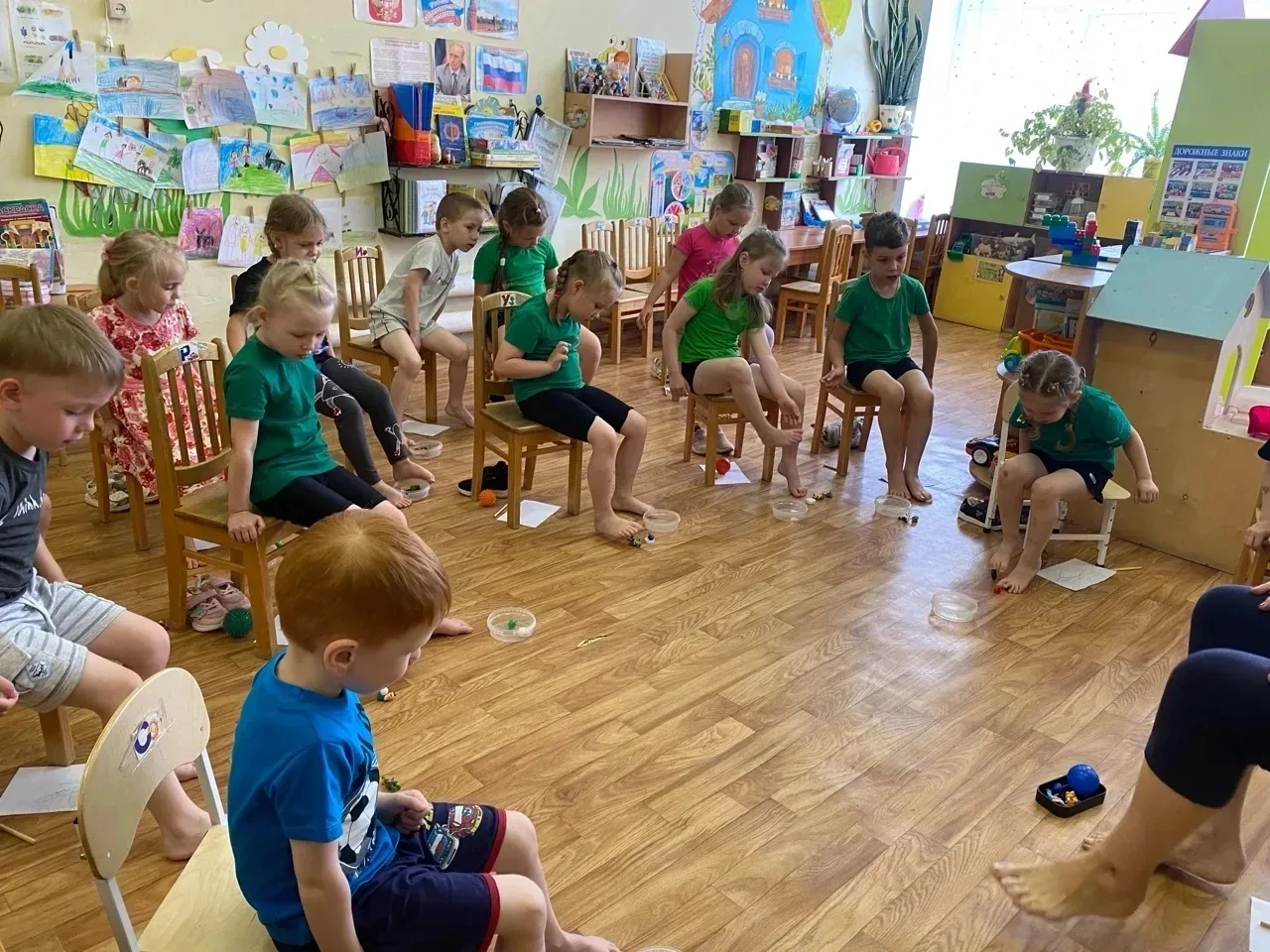 Маленькие ножки: польза массажа стоп
В дружной группе "Солнышко" 🌞 утро начинается с важной оздоров