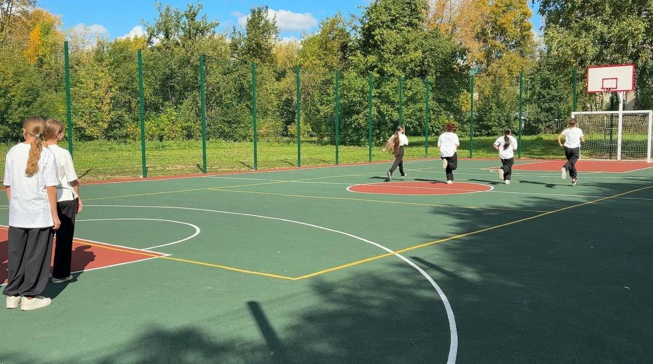 🏀 В школе №50 в Иваново появилась новая спортплощадка за 6 млн рублей.