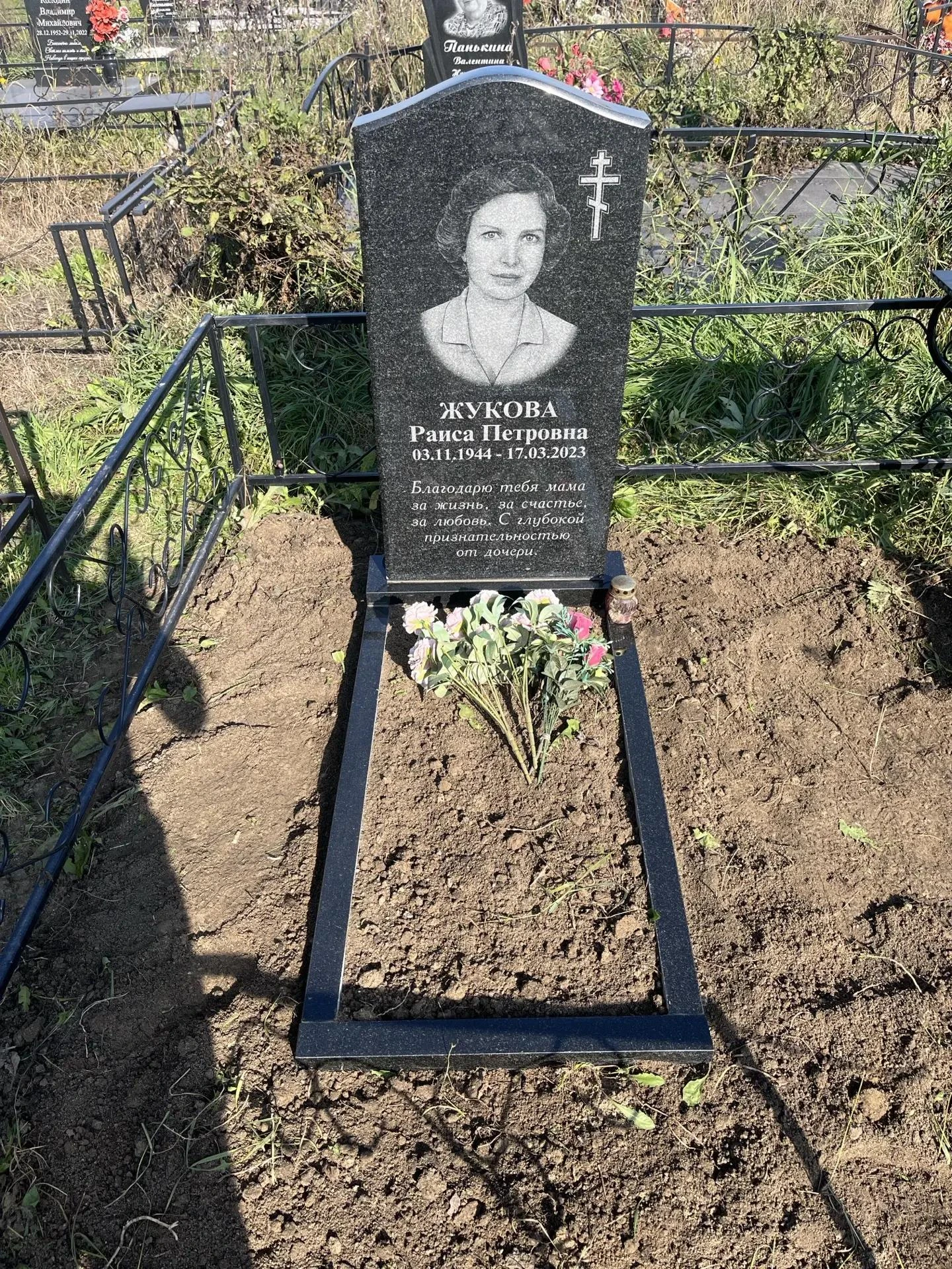 Выполнили установку гранитного памятника и цветника
