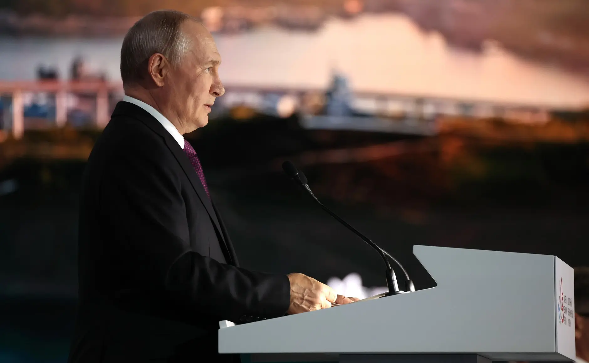 Владимир Владимирович Путин поручил провести квантовую сеть по всему Дальнему Востоку к...
