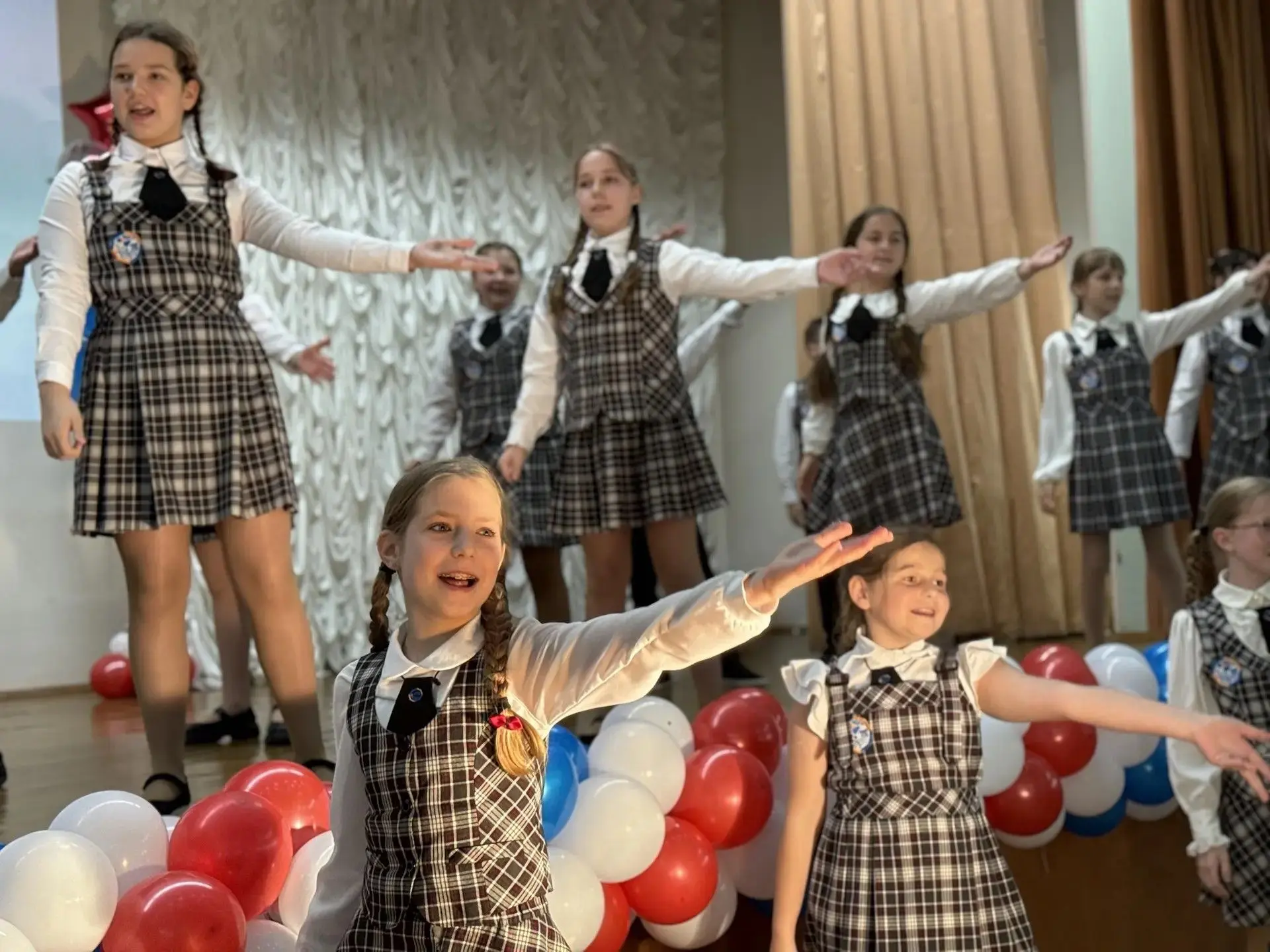 🎉Праздник "Прощай, начальная школа"!  В Лицее №410 состоялось торжественное мероприятие – четверокла
