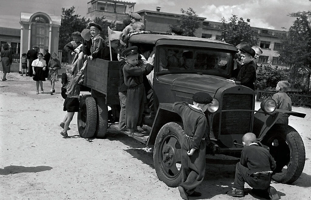 🚐 Учащиеся младших классов «осваивают» подарок шефов, 1950-1963гг.