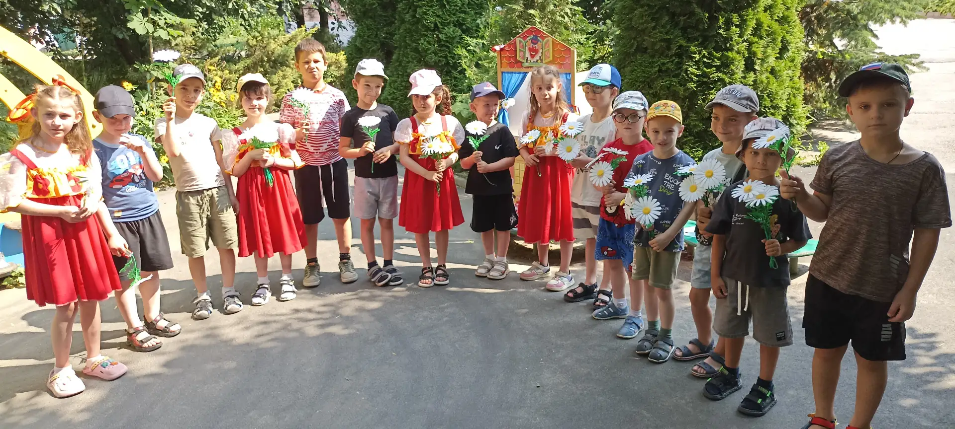В старших группах нашего детского сада прошло яркое и душевное музыкальное развлечение «Под покровом