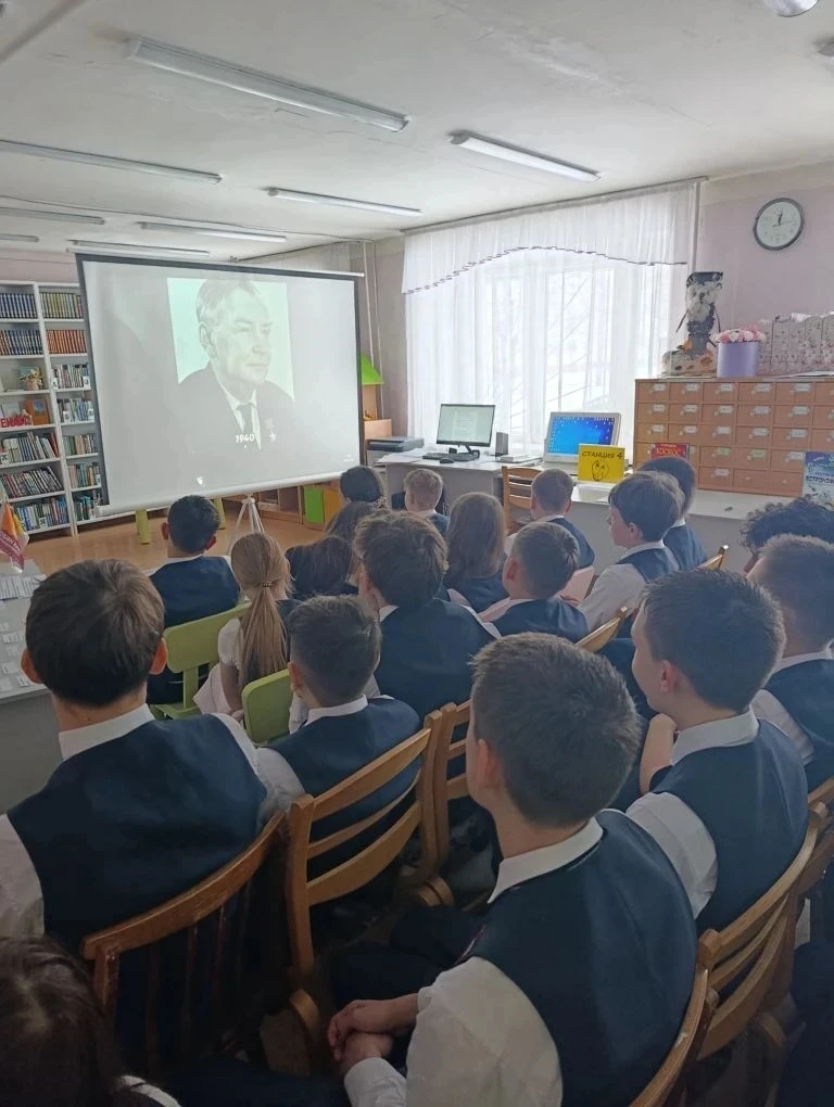 Путешествие к звёздам: 7б класс в гостях у 37 библиотеки 🚀📚  7 апреля ученики 7б класса совершили ув