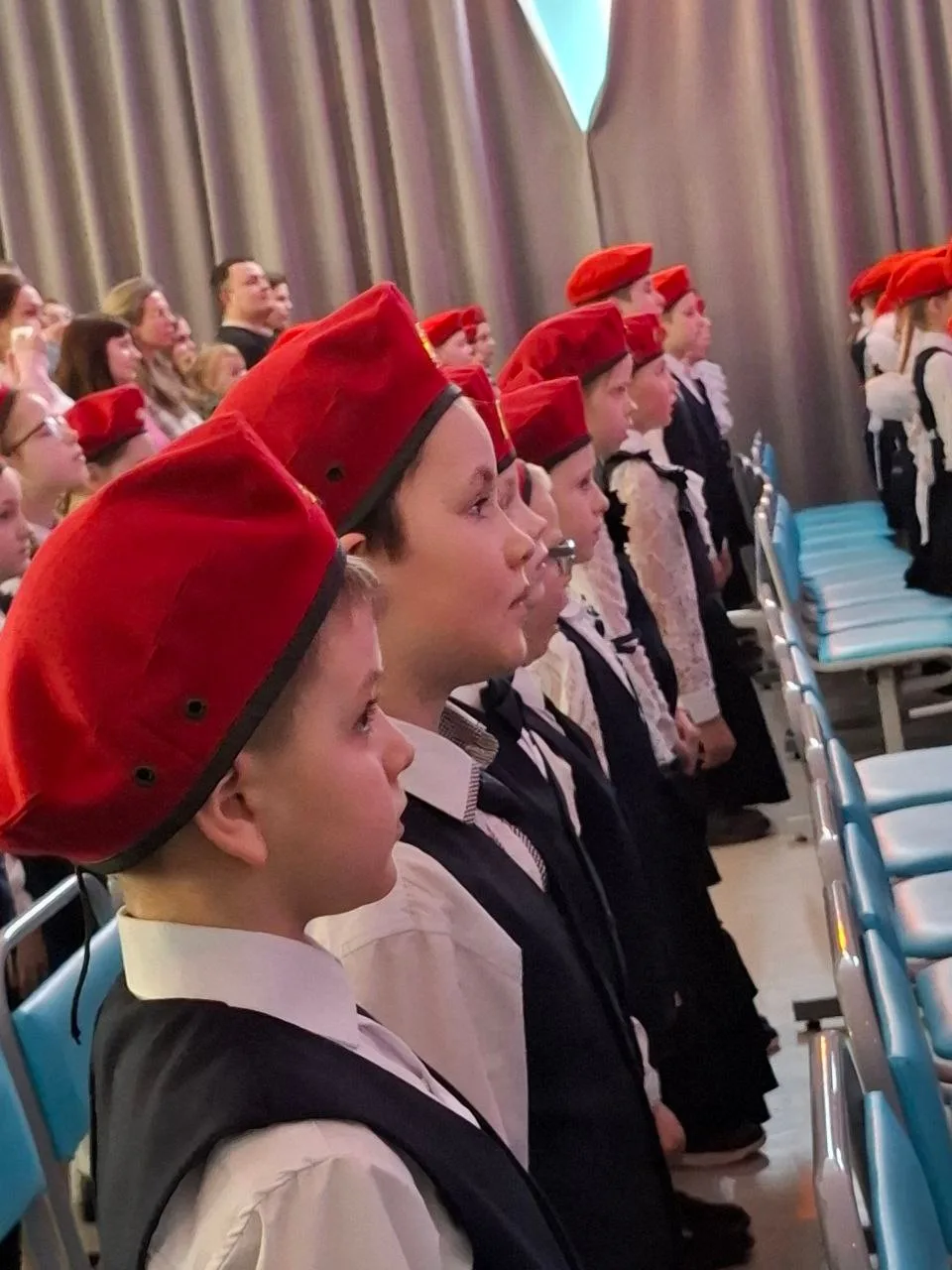 Новое поколение Юнармейцев в "Траектории"! 🎉 2 марта ученики 1 "В" класса участвовали в важном и тор