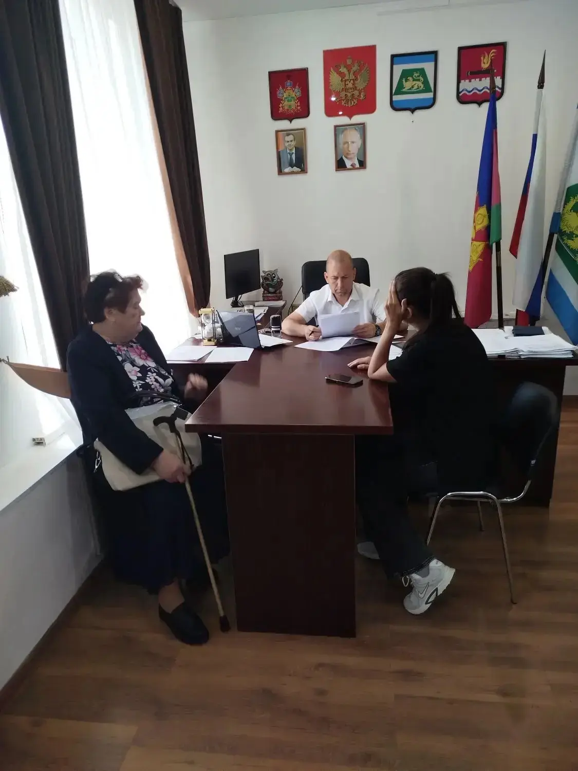 Еженедельно по вторникам и четвергам с 9.00 до 12.00 глава Смоленского сельского поселения Роман Сер
