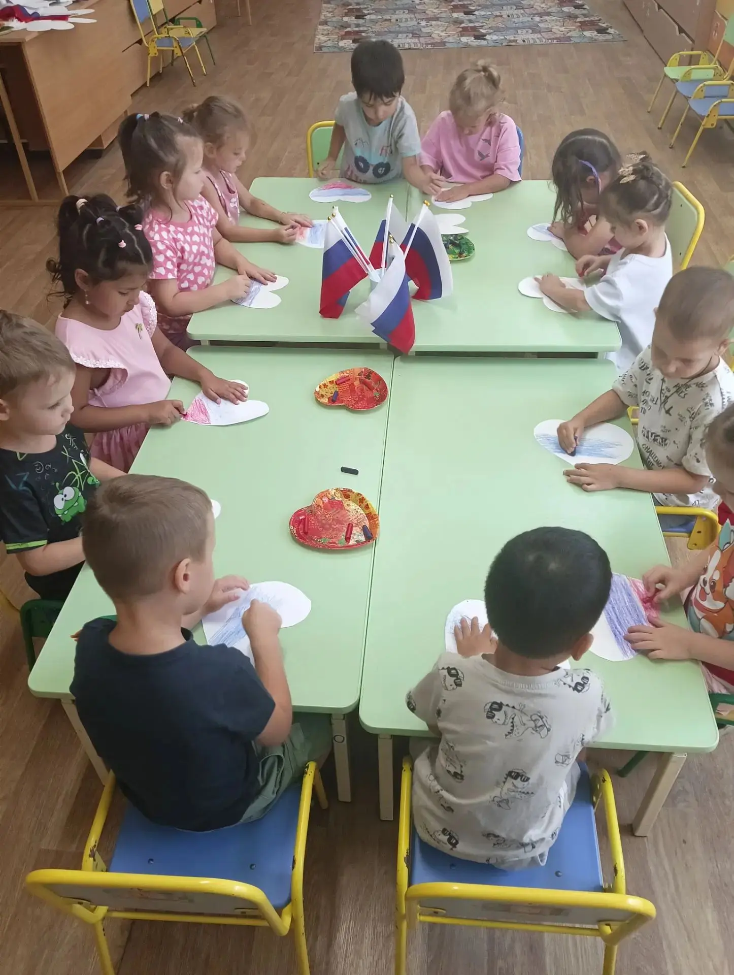 В группе «Радуга» прошло познавательное занятие, посвящённое Дню Государственного флага...