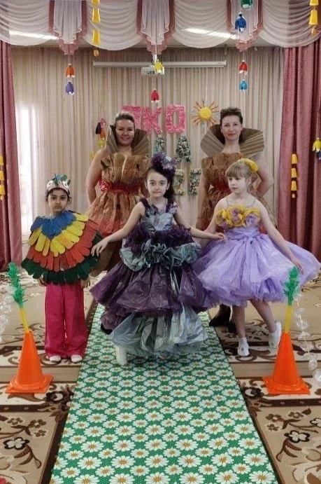 👗 Эко мода 2026: показ костюмов из пакетов, газет и дисков!  Вчера, 30 марта, в дошкольных отделения