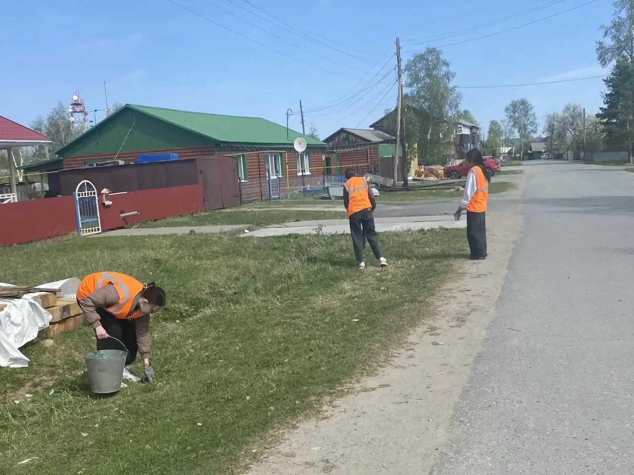 В школе стало уже традицией организовывать деятельность подростков в форме трудовой бригады в летний
