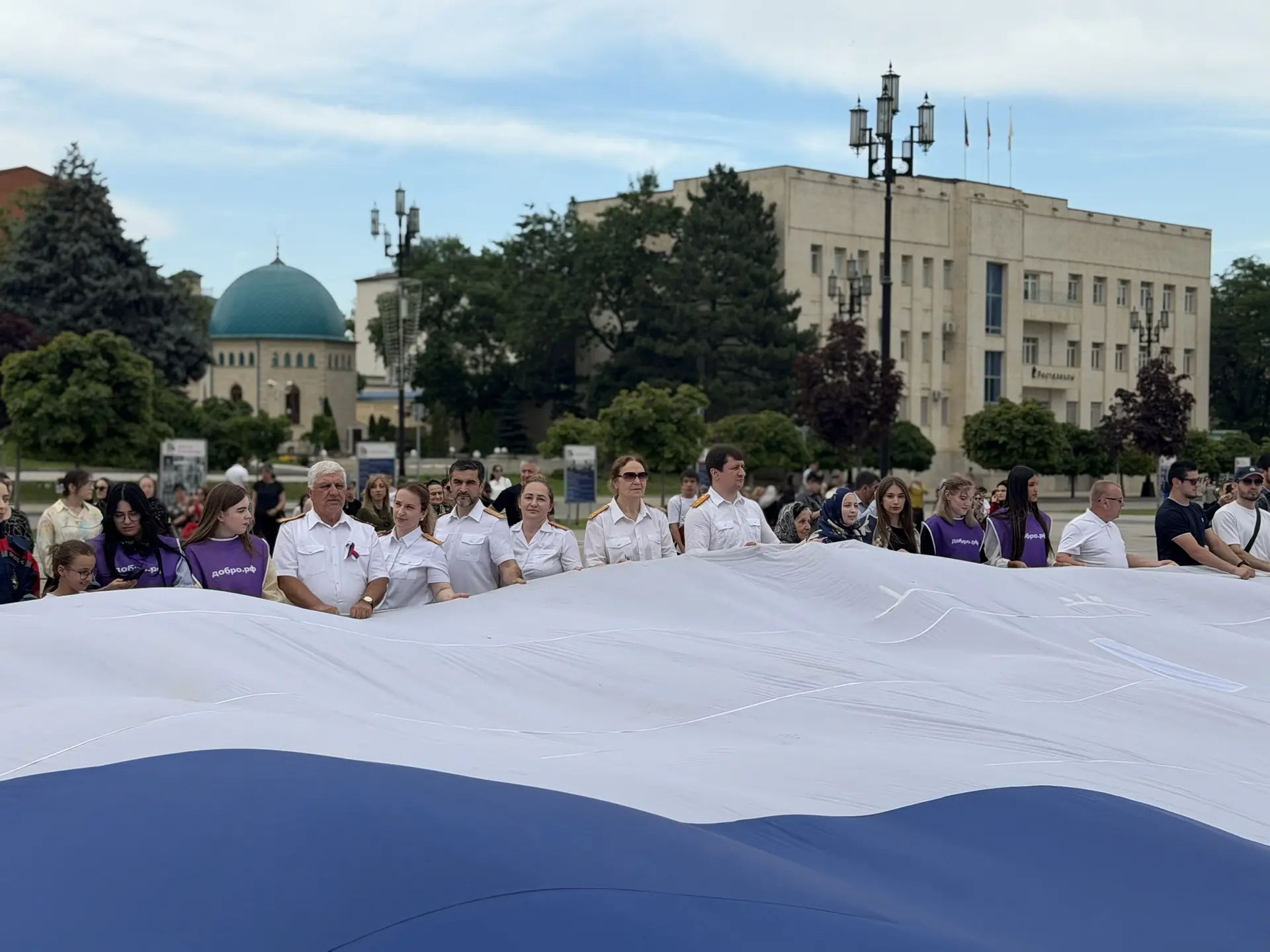 Сотрудники следственного управления приняли участие в патриотической акции по разворачиванию Государ