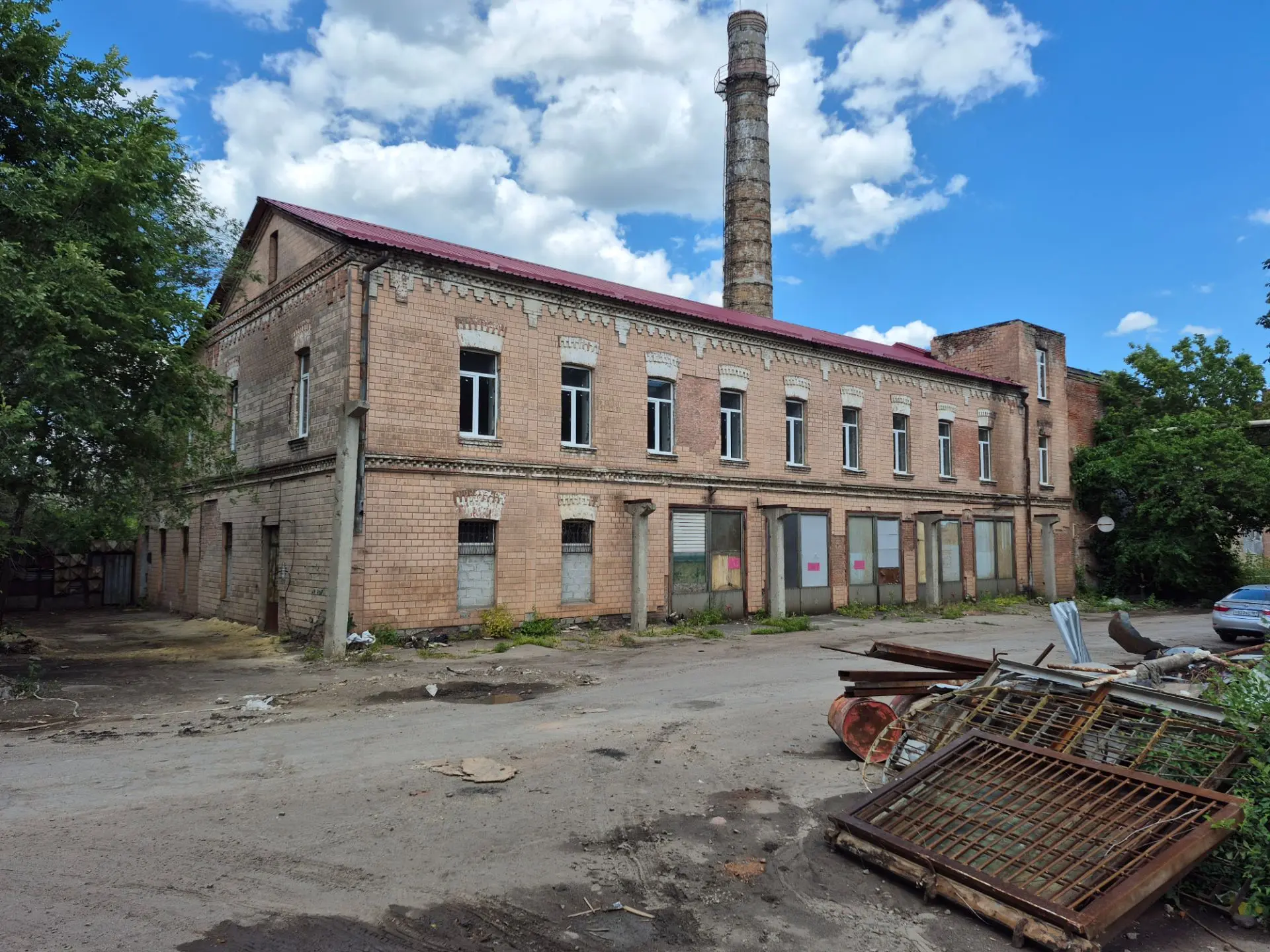 Продам здание на территории завода Ленина рядом с каменобродским судом  200м от вечного...