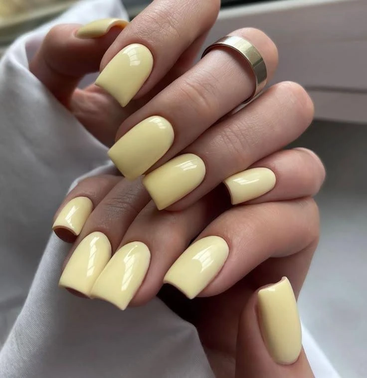 Желтые ногти

💅 Маникюр