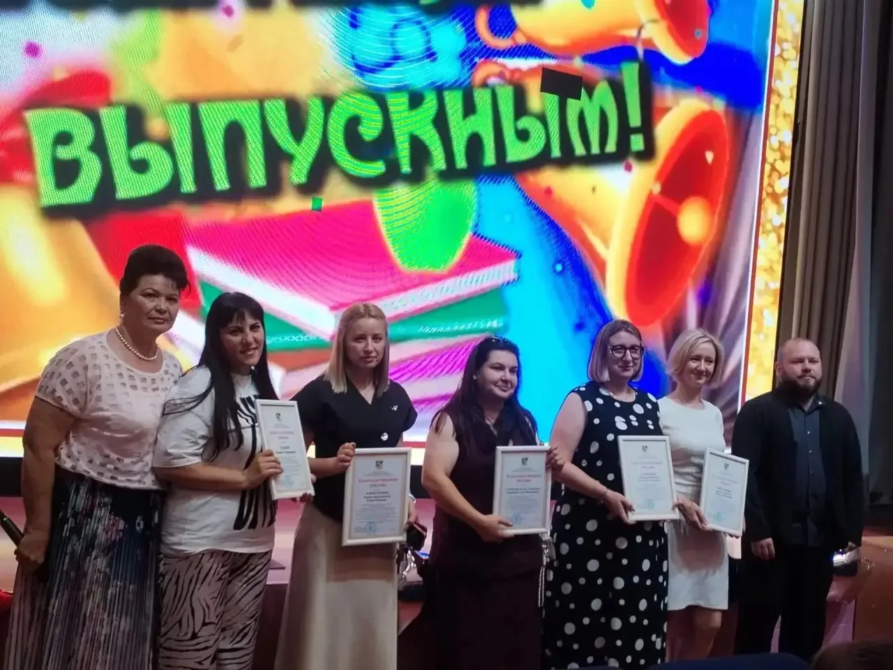 🎉 Сегодня в МАОУ СОШ 86 царила особенная атмосфера – день вручения аттестатов! 🎉

Мы гордимся наши