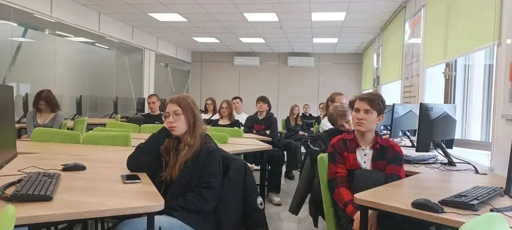 10 «А» и 10 «Б» вышли на связь из Аграрного! 🚜🎓  Сегодня наши старшеклассники не сидели за партами, 
