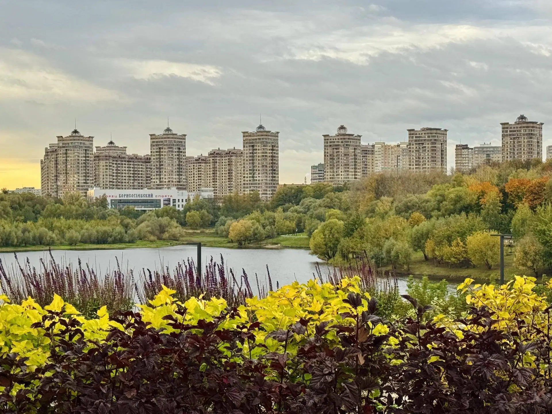 Воскресенье без сюрпризов: облачно, но сухо. Можно гулять 🌤