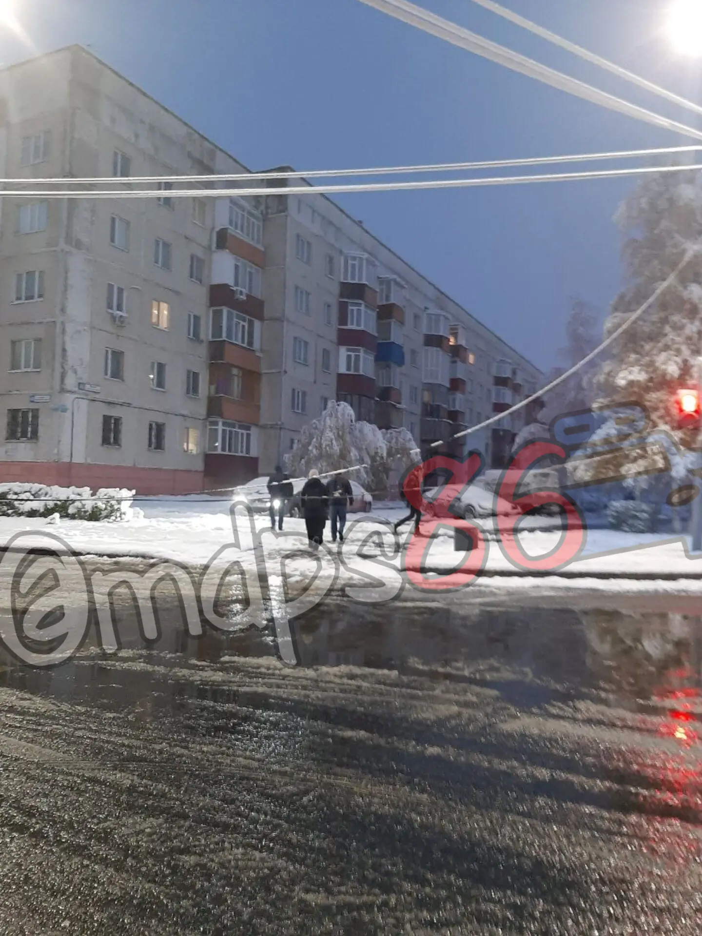 Комсомольский-югорская висят провода