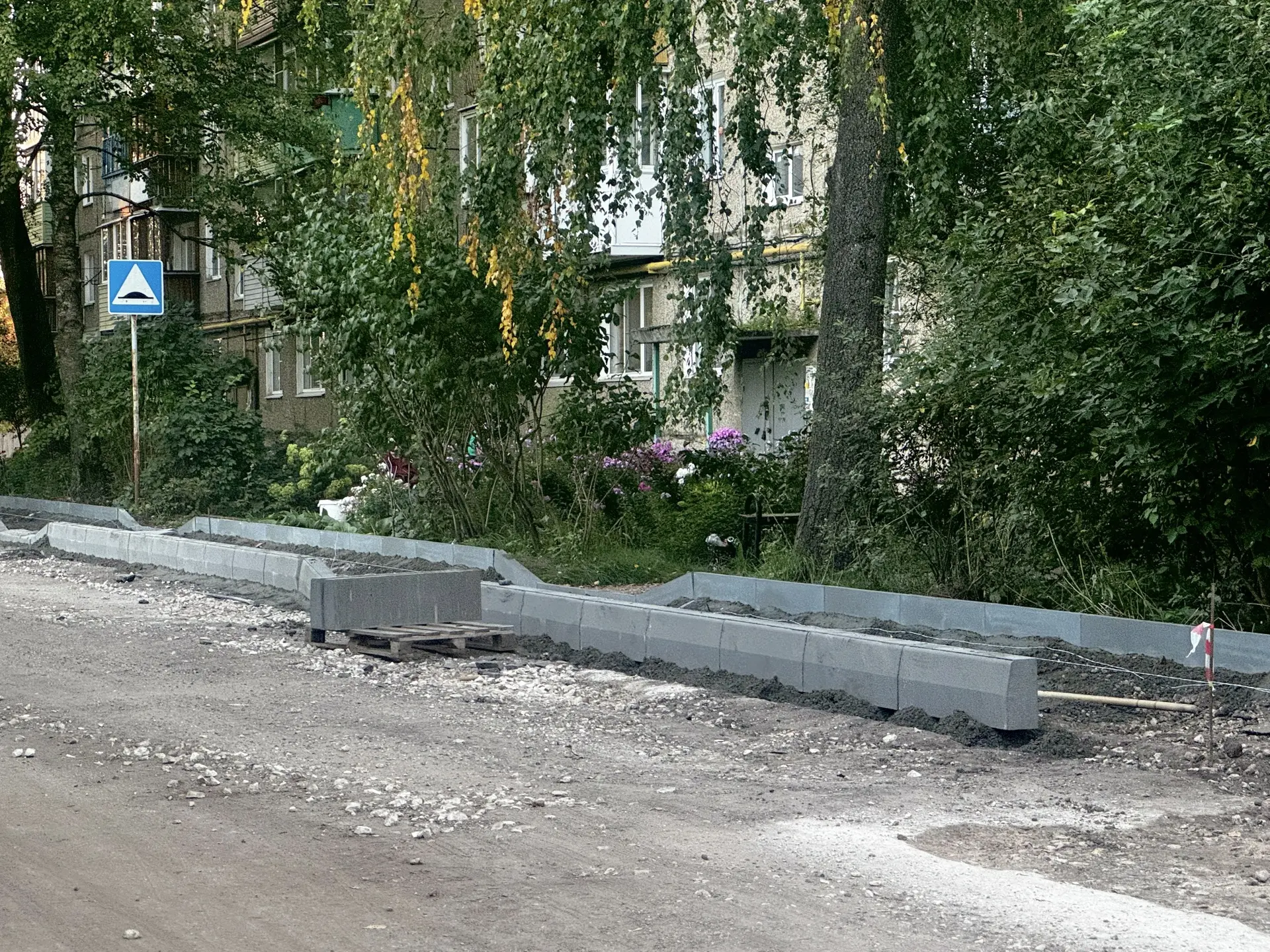 Как долго жители ул. Красногорки ждали ремонта дороги и появления тротуара! Наконец‑то ...