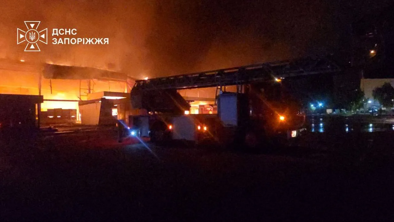 💥 В Запорожье после удара ВС РФ уничтожен торговый комплекс