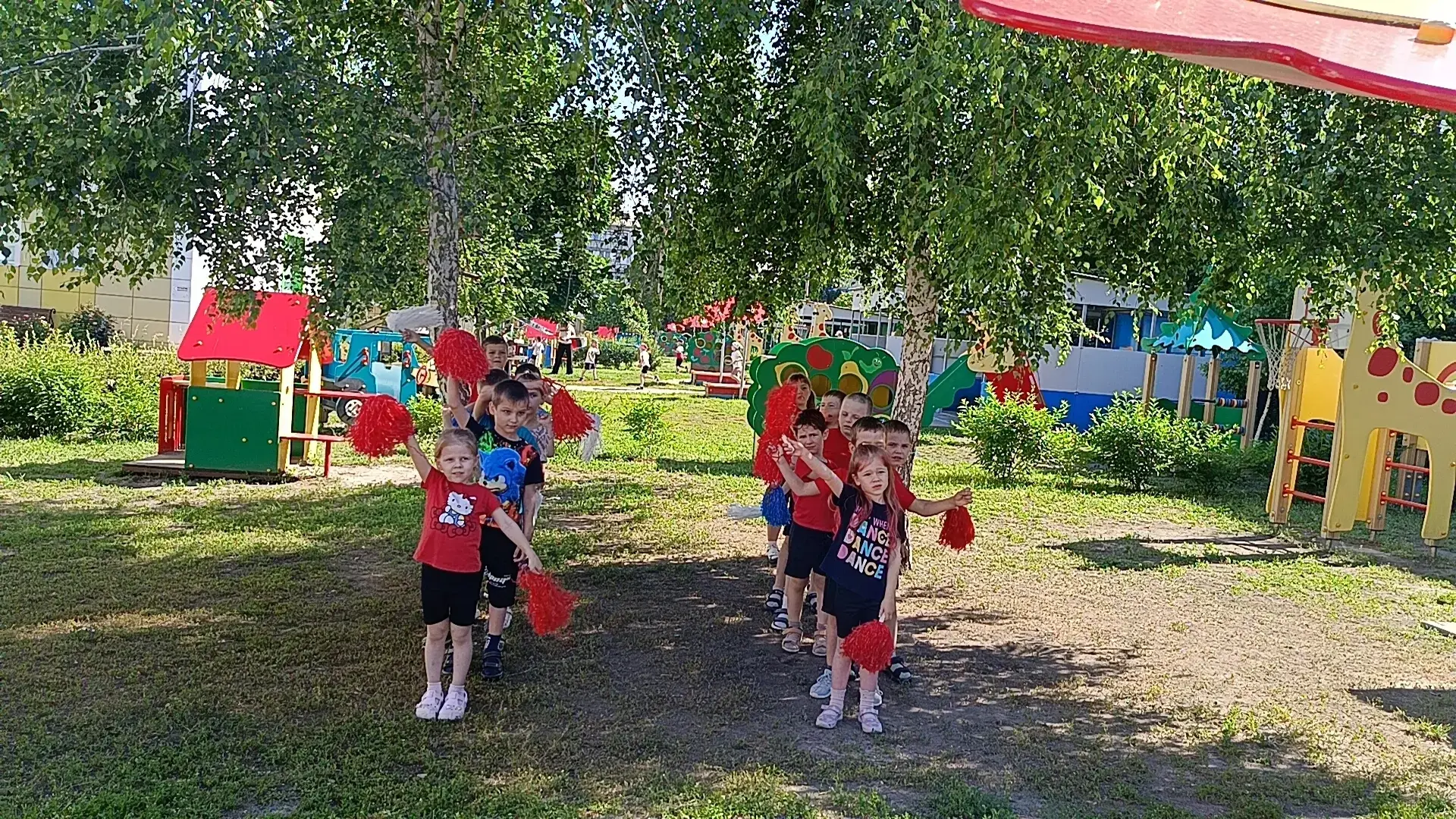 🇷🇺 С ДНЁМ РОССИИ! 🇷🇺

Сегодня ребята из старшей группы отметили этот важный праздник.

Дети вспо
