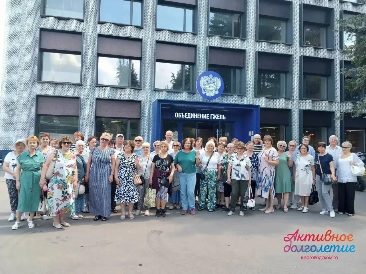 Участники проекта «Активное долголетие» посетили завод «Объединение Гжель» в деревне Турыгино 🎨💙

