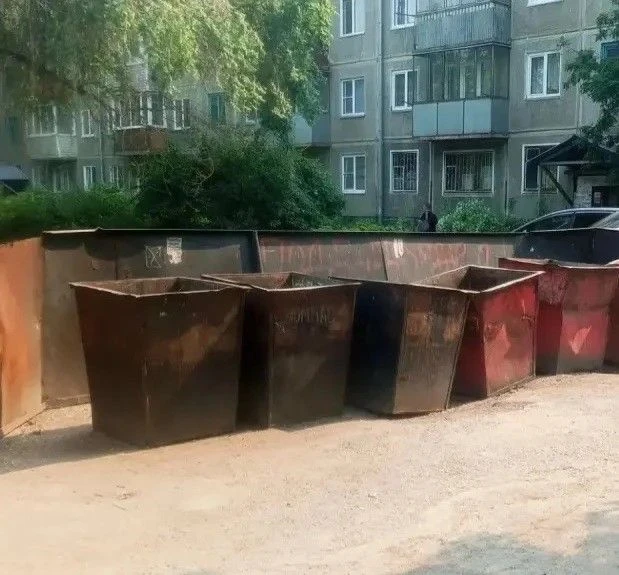 В социальных сетях появилась информация о скопившемся мусоре на контейнерной площадке по адресу: ул.