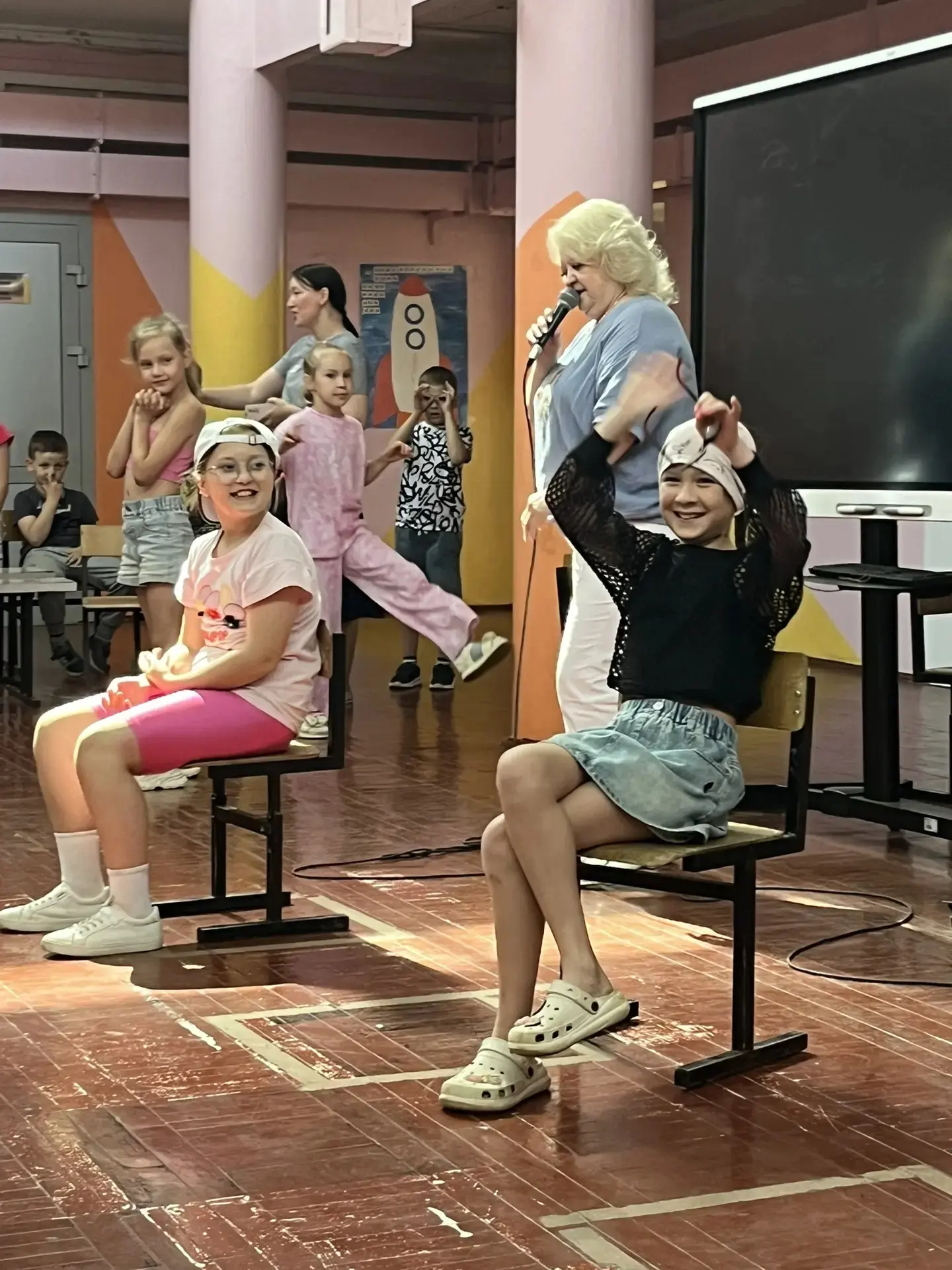8-ой день в лагере «Искорка».
Сегодня ребята создавали флаги отрядов, снимали фото и видео на тему «