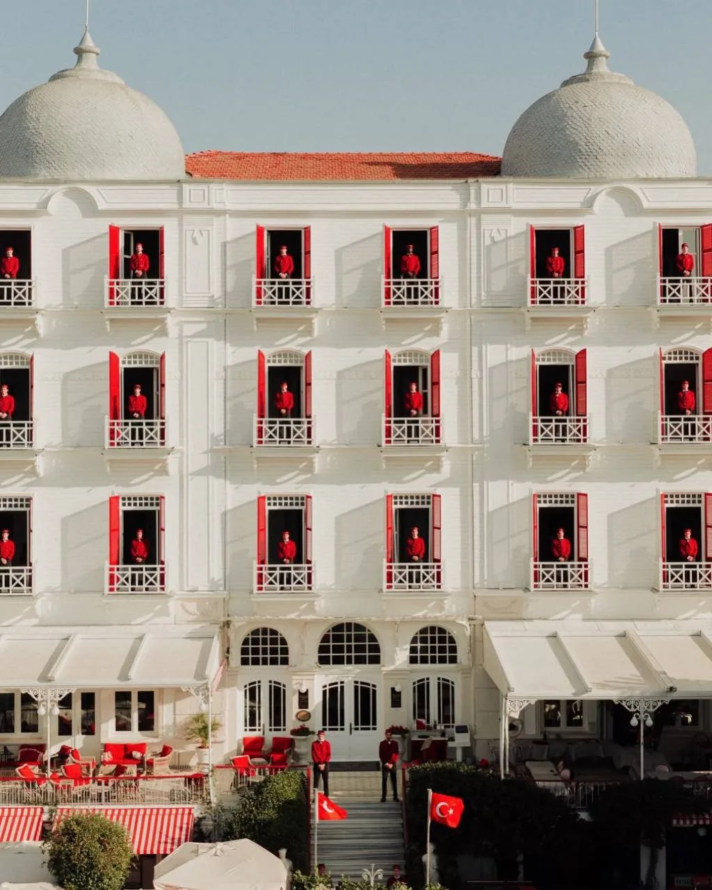 Cartier представил свои украшения в историческом отеле Princes’ Palace Hotel на острове...