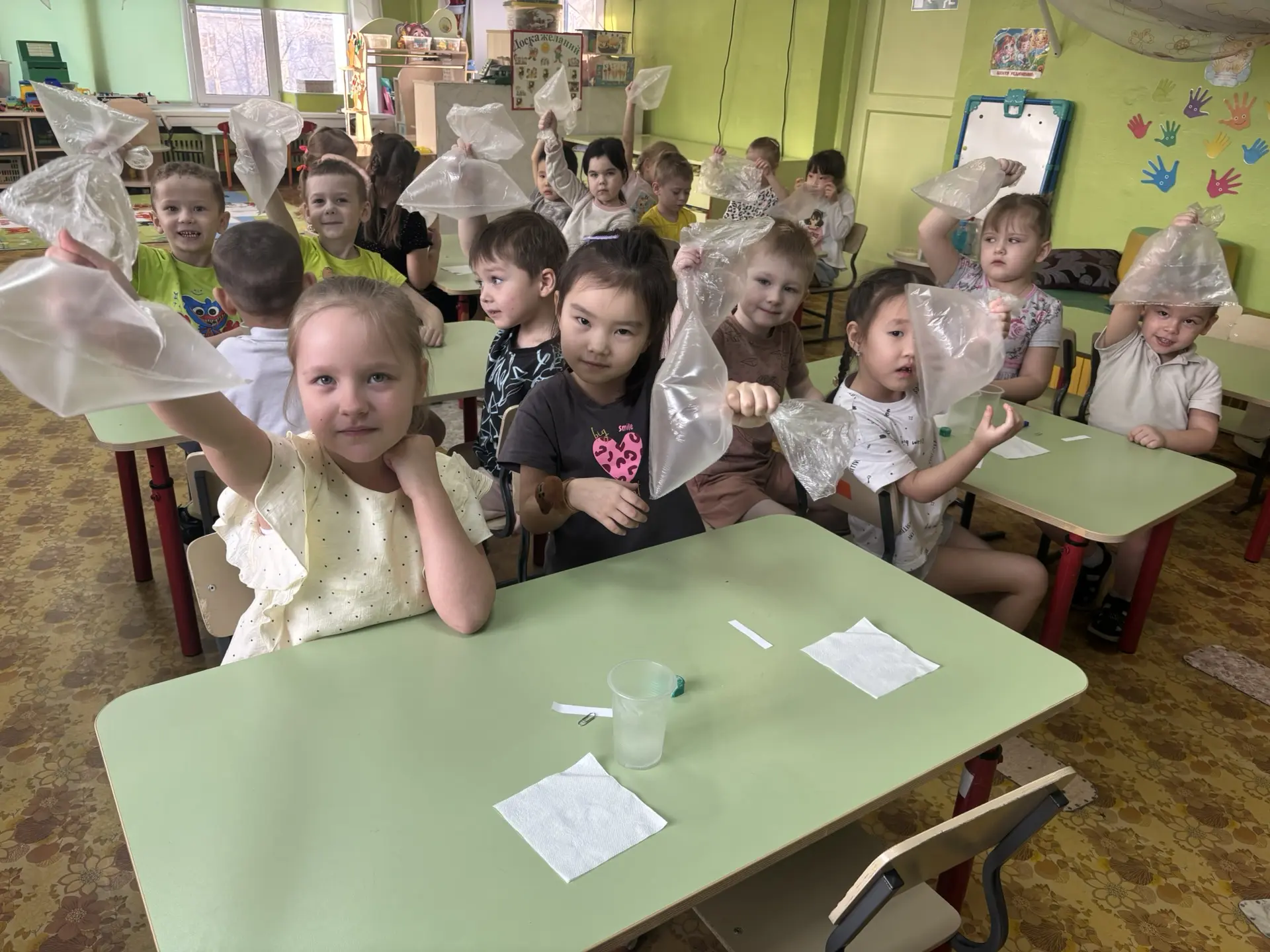Сегодня ребята из старшей группы окунулись в увлекательное путешествие мира науки! Они ...