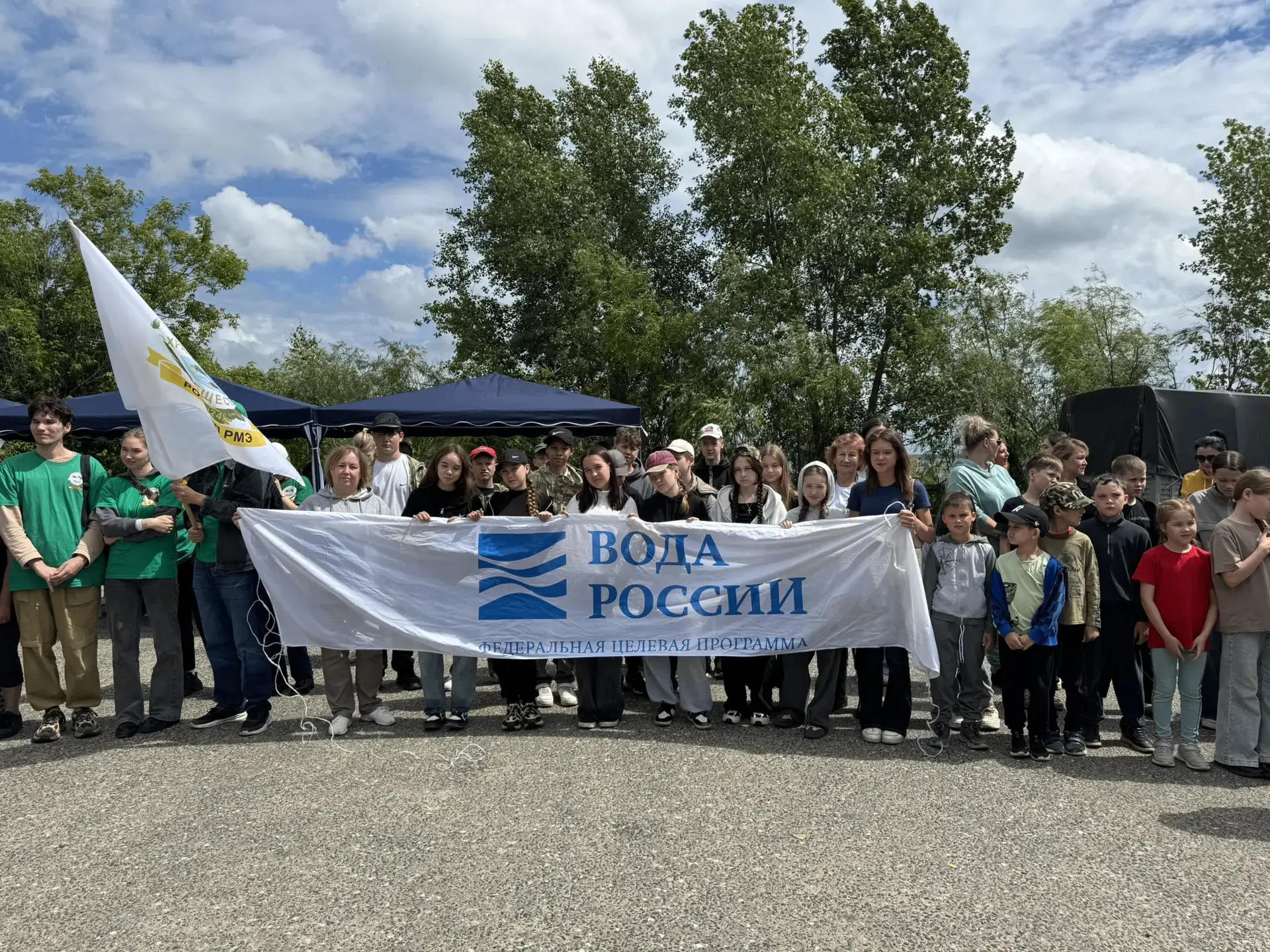19 июня члены школьного лесничества "Светлячок" приняли участие в всероссийской акции "Вода России",