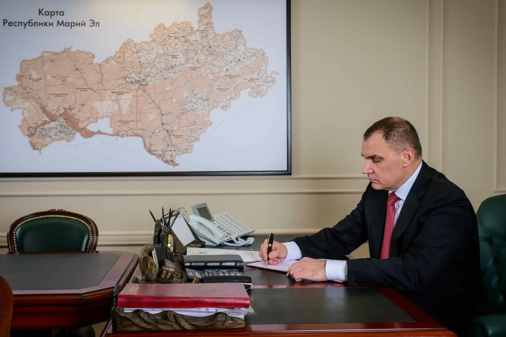 ⚡ Глава Марий Эл Юрий Зайцев присвоил почетные звания десяти специалистам республики. В...