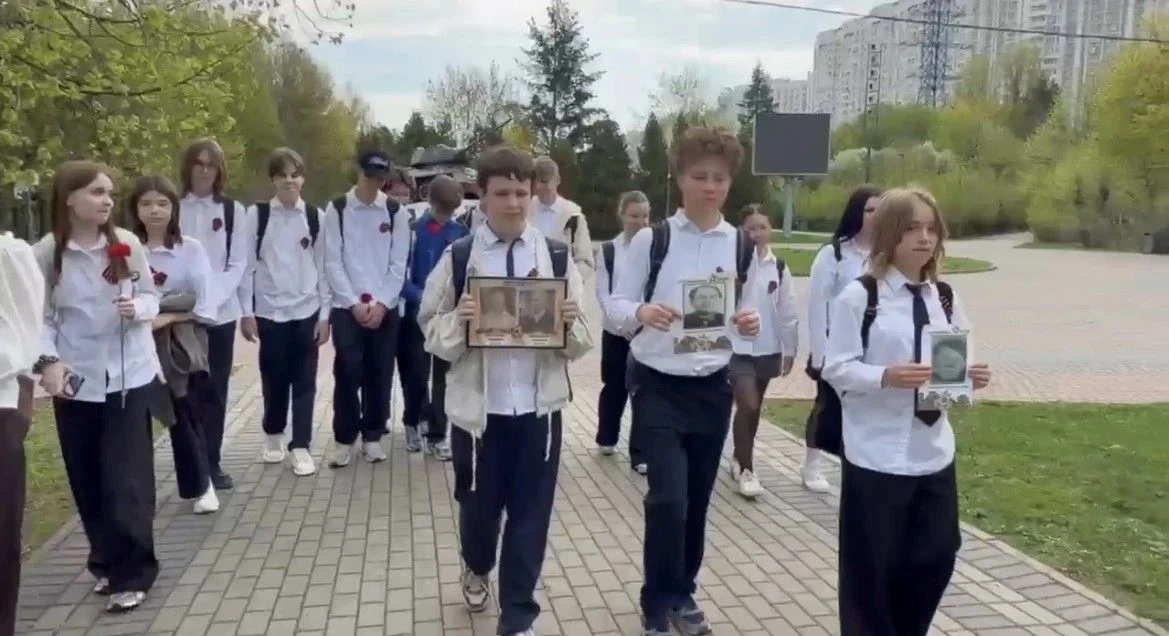 Память и забота: школьники привели в порядок сквер Марии Рубцовой Сегодня в рамках патриотического м