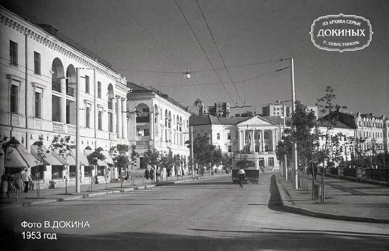🤔 Узнаёте это место? Снимок сделан в 1953 году, фотограф — В. В. Докин.