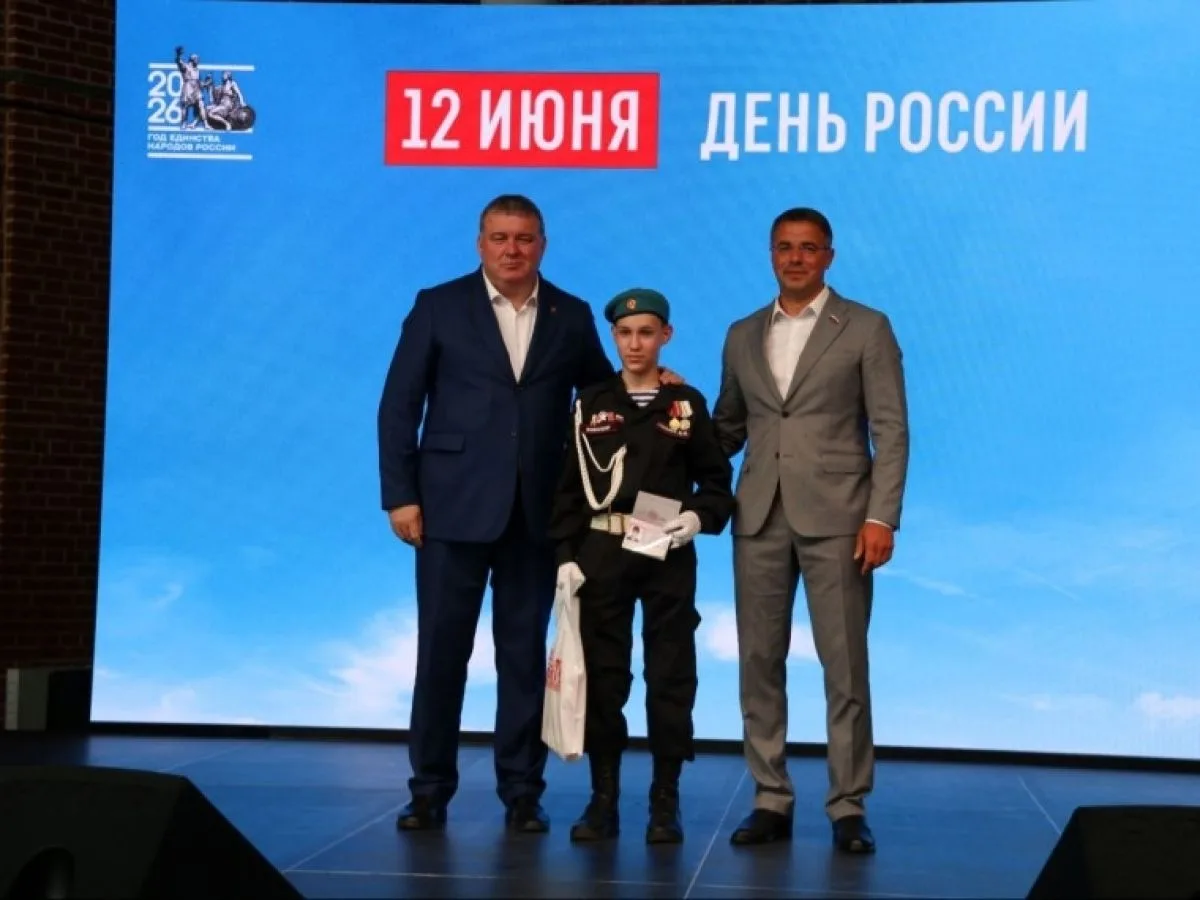 Юные туляки получили паспорта из рук  Ильи Беспалова и Алексея Эрка

Глава администрации Тулы Илья Б