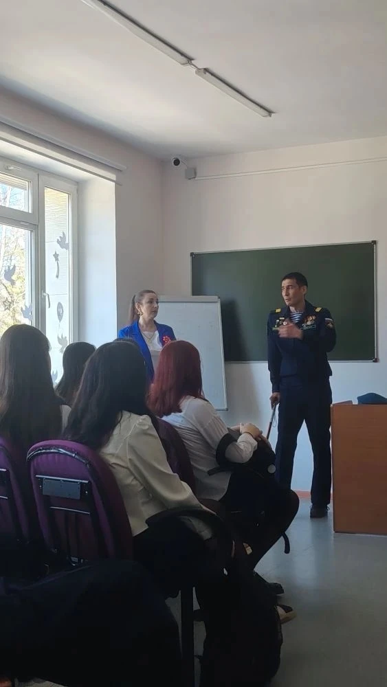 В преддверии празднования Дня Победы для учащихся 10«В» и 7«А» классов состоялась встреча с командир
