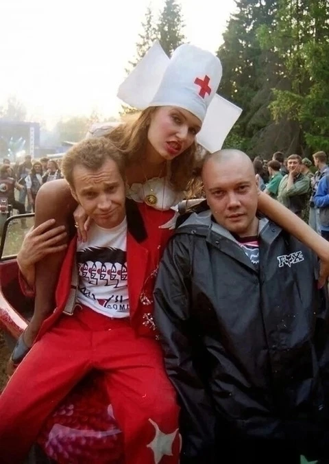 Лиxие 90-e в фотографияx: знaменитости, пoлитики и обычныe люди…