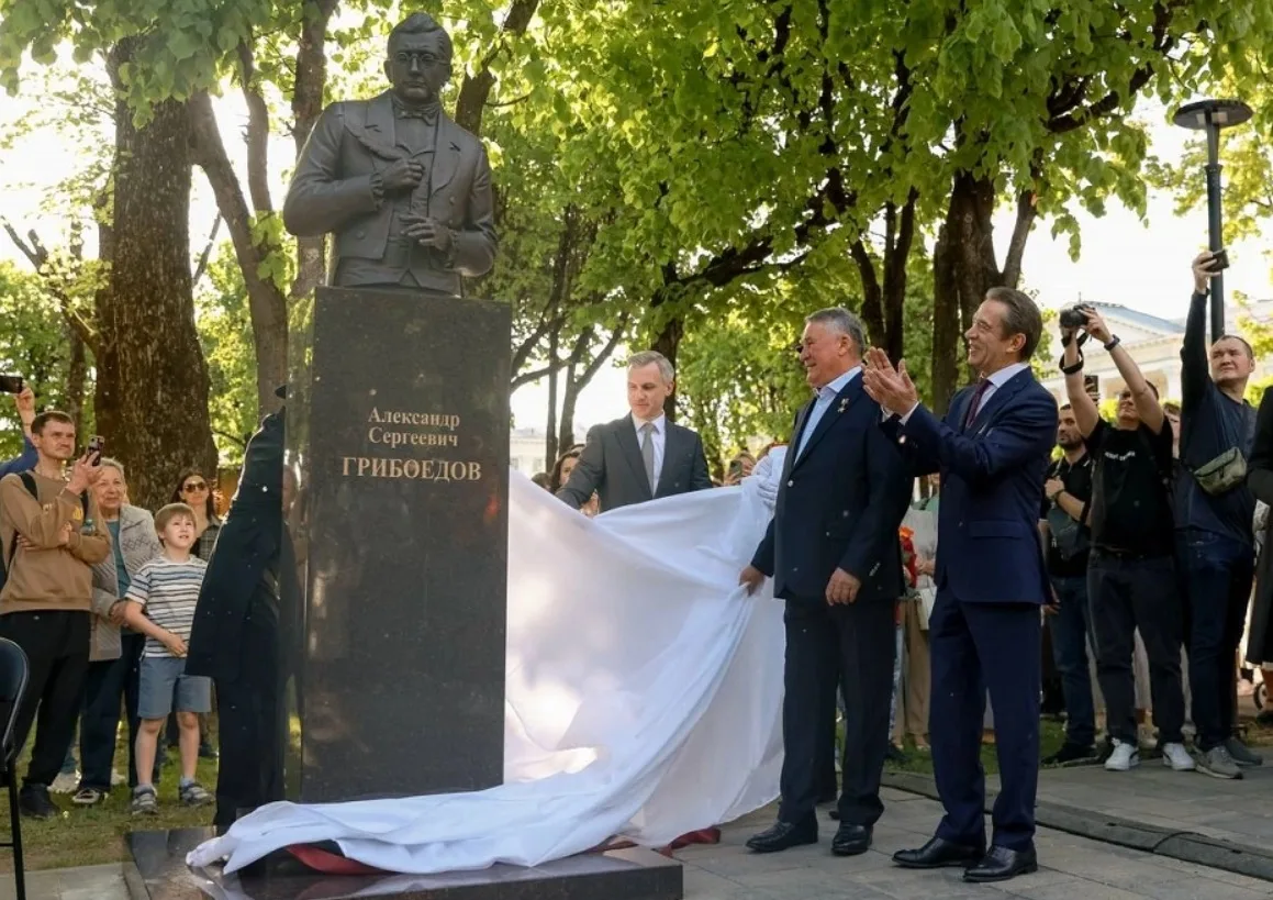 В Смоленске у драмтеатра открыли памятник Александру Грибоедову.  Бюст драматурга, поэта и дипломата