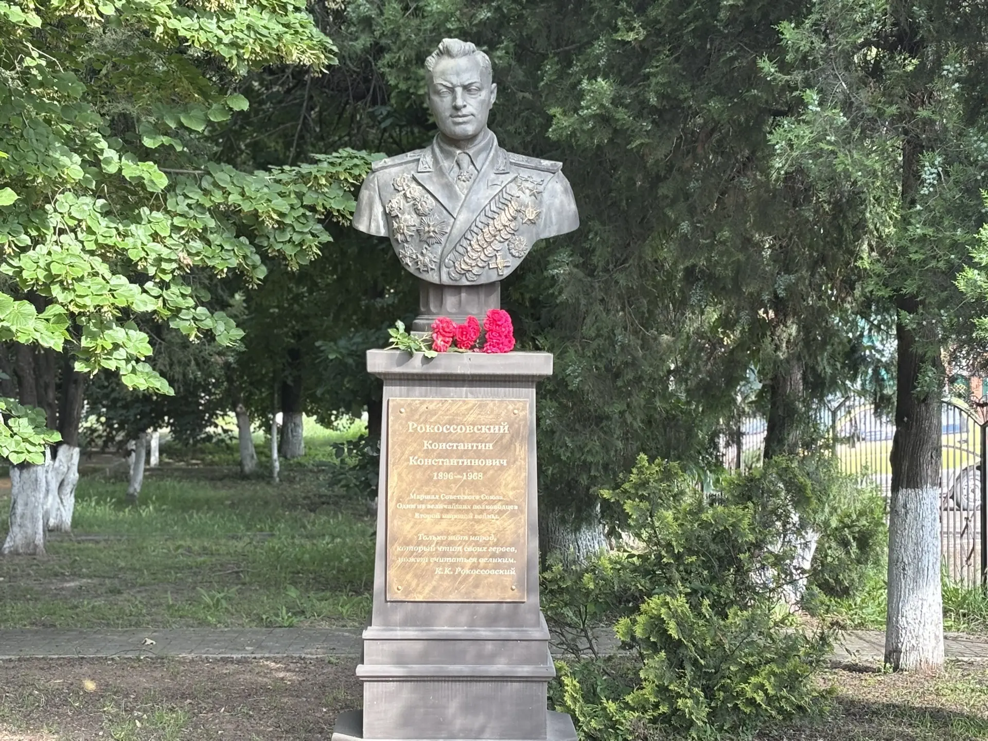 Урок мужества у школьного мемориала🇷🇺

В преддверии Дня памяти и скорби учащиеся 6А и 6Б классов  