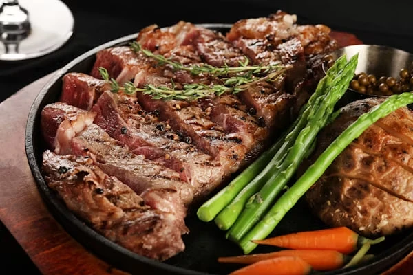 🥩 В России мясоеды экономят на еде больше, чем веганы

Недельный рацион с мясом обходится в 2004 ру