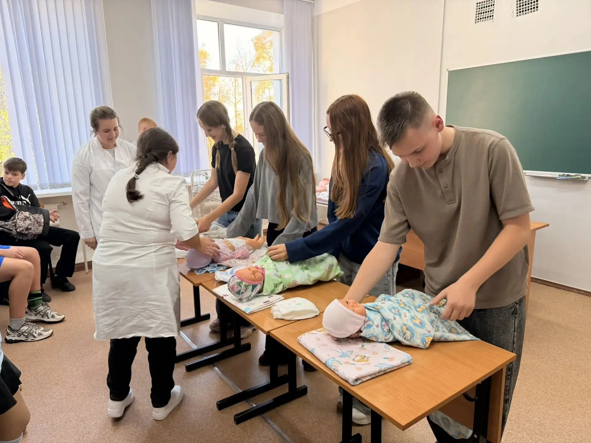 Попробовать, чтобы понять: семиклассники примерили профессию медработника