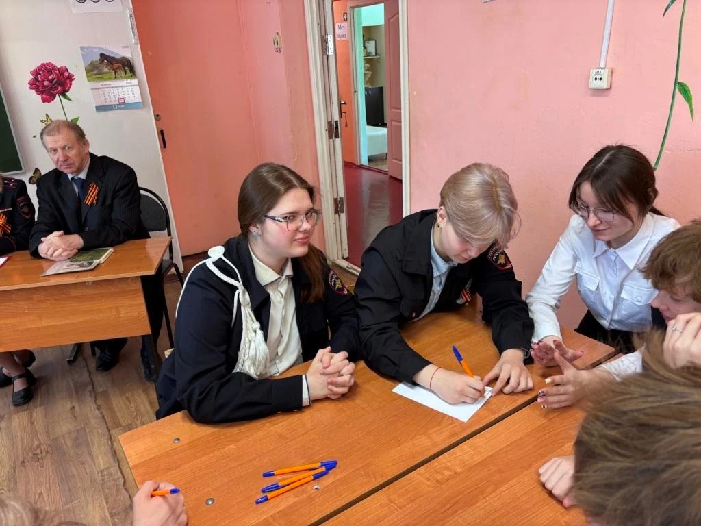 🧩В память о Великой Победе сотрудники МВД по Республике Мордовия провели квиз для кадетов саранской 